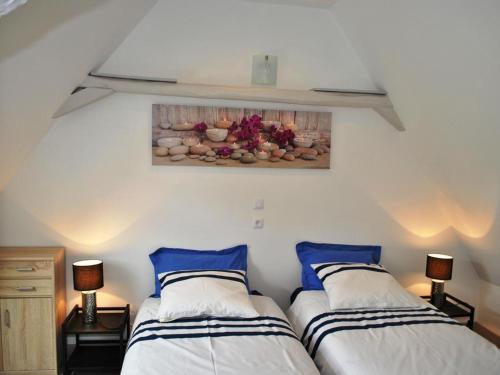 a bedroom with two beds and a painting on the wall at Gîte de charme en Touraine avec clim, jardin et toutes commodités incluses, proche Châteaux de la Loire - FR-1-381-102 in Veigné