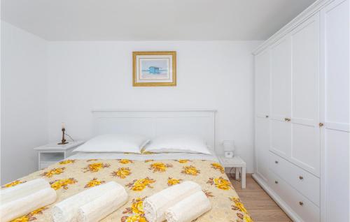 Llit o llits en una habitació de Gorgeous Home In Kras With House A Panoramic View