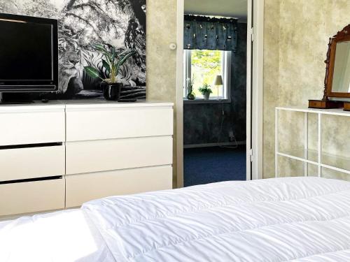 Ένα ή περισσότερα κρεβάτια σε δωμάτιο στο 4 person holiday home in FÄRGELANDA-By Traum