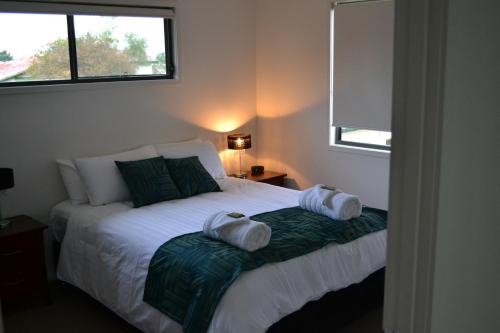 ein Schlafzimmer mit einem Bett mit zwei Handtüchern darauf in der Unterkunft The Haven Biloela in Biloela