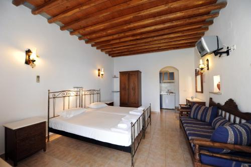 1 dormitorio con 1 cama y 1 sofá en Thalatta, en Faros