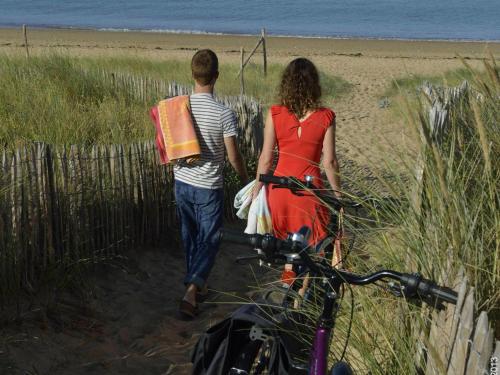 Photo de la galerie de l'établissement Maison charmante rénovée à 200m de la plage, terrasse sud, centre-ville La Faute-sur-Mer - FR-1-194-250, à La Faute-sur-Mer