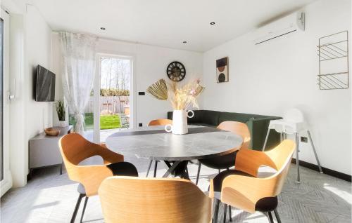 ein Esszimmer mit Tisch und Stühlen in der Unterkunft Gorgeous Home In Heinkenszand With Wifi in Heinkensand