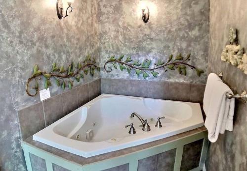 een bad in de badkamer met bij Oak Crest – Mountain Chalet/#9 in Eureka Springs