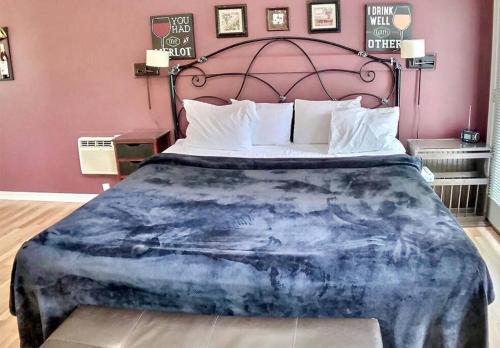 een slaapkamer met een groot bed en een blauwe deken bij Oak Crest – Mountain Chalet/#9 in Eureka Springs