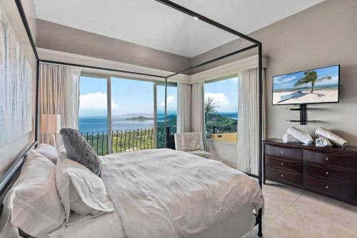 a bedroom with a bed with a view of the ocean at Casa de Grandes Vistas in Playa Hermosa