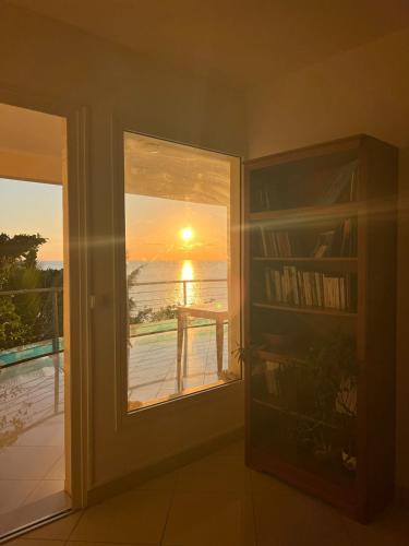a room with a window with a view of the sunset at Suite parentale Villa au bord de la mer chez Saloua in Bouéni