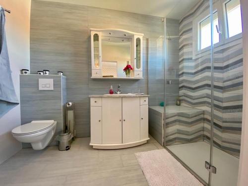 a bathroom with a toilet and a shower and a sink at Chambre cosy RDC avec véranda, jardin privé et wifi, proche plage – Saint-Michel-Chef-Chef - FR-1-306-1256 in Saint-Michel-Chef-Chef