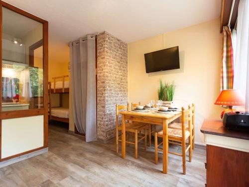 une cuisine et une salle à manger avec une table et des chaises dans l'établissement Studio 4 pers à Saint Lary avec Wifi gratuit, balcon sud, jacuzzi, salle de gym, sauna et parking - FR-1-296-470, à Vignec