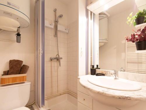une salle de bain avec un lavabo, des toilettes et une douche dans l'établissement Studio 4 pers à Saint Lary avec Wifi gratuit, balcon sud, jacuzzi, salle de gym, sauna et parking - FR-1-296-470, à Vignec