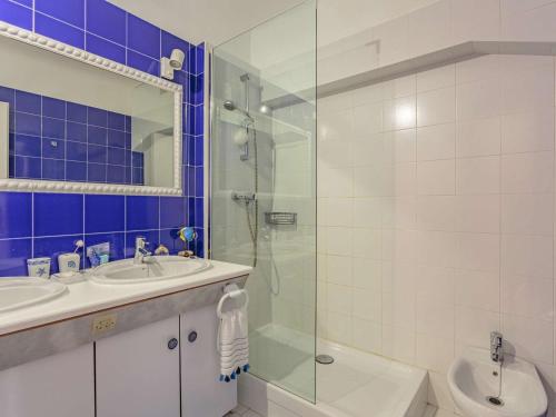 une salle de bain avec une douche, un lavabo et des toilettes dans l'établissement Appartement moderne à 75m de la plage avec balcon et wifi - FR-1-2-433, à Hendaye
