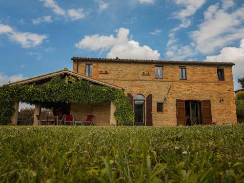 Rustic villa in Marche with private garden and pool