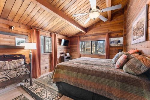 een slaapkamer met een bed en een plafondventilator bij Cozy Copper Cabin in the City in Sioux Falls