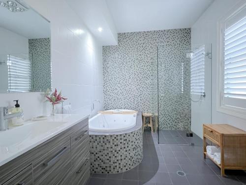 W łazience znajduje się wanna, umywalka i prysznic. w obiekcie The Monarch Tumut - Luxury in the valley w mieście Tumut