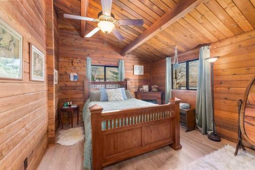een slaapkamer met een bed in een blokhut bij Cozy Copper Cabin in the City in Sioux Falls