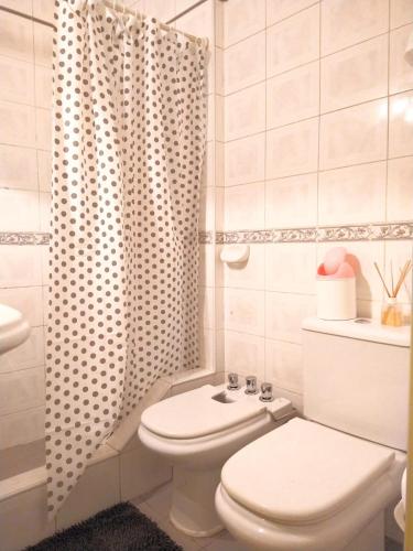 a bathroom with a toilet and a shower curtain at Departamento Céntrico Ciudad Mendoza Belgrano y Aristides con cochera in Mendoza