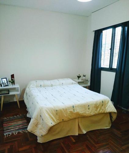 En eller flere senge i et værelse på Departamento Céntrico Ciudad Mendoza Belgrano y Aristides con cochera