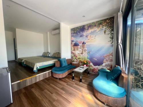 ein Schlafzimmer mit einem Bett und einem Wandgemälde in der Unterkunft SOHO 1 PHÚ QUỐC in Phu Quoc