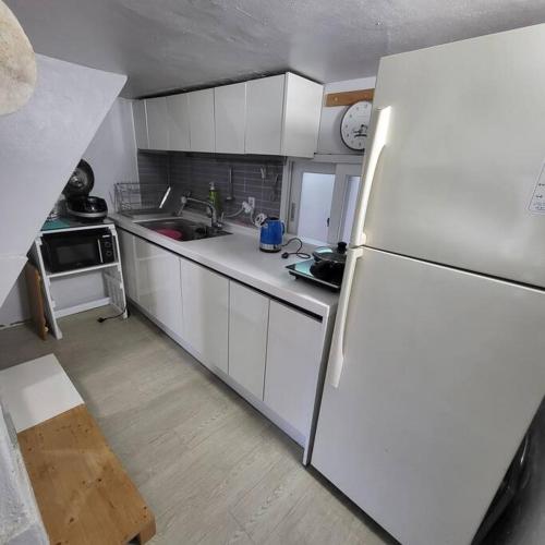 Kuchyň nebo kuchyňský kout v ubytování JUN house - Foreign Only