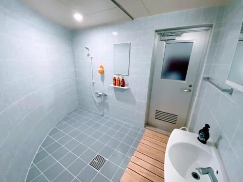 Teruma的住宿－Dome Planet Ocean's Seven / Vacation STAY 73132，白色的浴室设有水槽和卫生间。