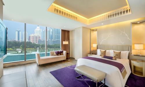 Postel nebo postele na pokoji v ubytování The St. Regis Tianjin