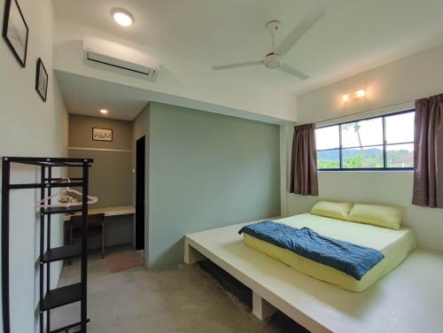 ein Schlafzimmer mit einem Bett, einem Regal und einem Fenster in der Unterkunft Sunya Home Raub, Pahang G02 in Raub