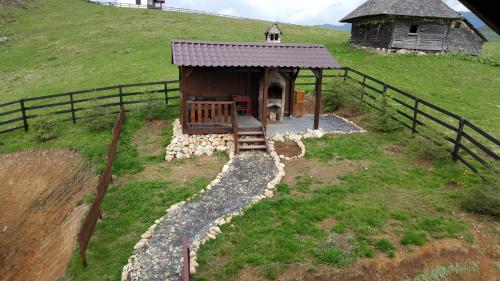 a model of a small house in a field at Pensiunea Crai Nou in Şirnea