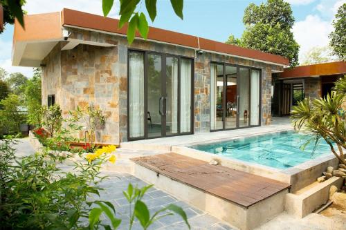 a home with a swimming pool and a house at An Sunrise Villa Vinh Phuc in Vĩnh Phúc