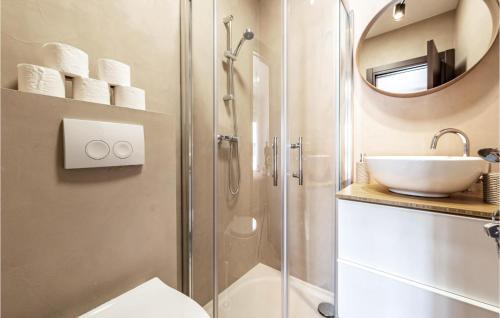 La salle de bains est pourvue d'une douche, d'un lavabo et d'un miroir. dans l'établissement Awesome Home In Rastane Gornje With Wifi, à Gorica