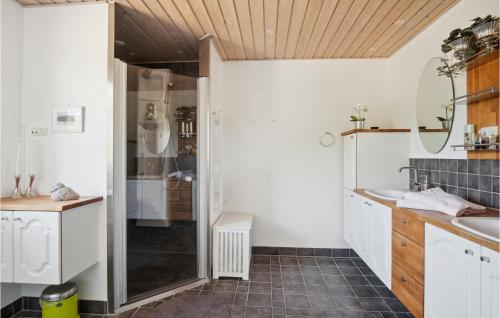 La salle de bains est pourvue d'une douche et d'un lavabo. dans l'établissement Gorgeous Home In Sams With Kitchen, à Onsbjerg