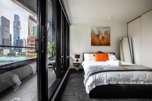 um quarto com uma cama e vista para a cidade em ‘Sunrise on Aura’ Apartment with stunning views. em Melbourne