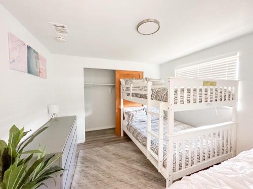 a bedroom with two bunk beds and a desk at Venice house 5 minutes from the Beach in Venice