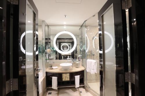 uma casa de banho com um lavatório e um espelho em Renaissance Shanghai Pudong Hotel em Xangai