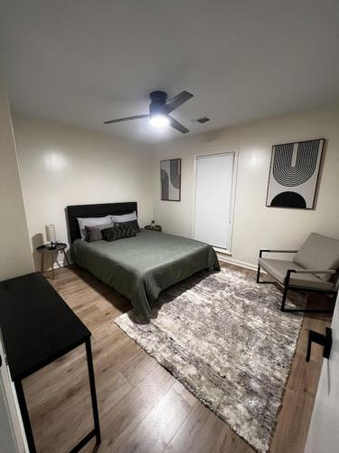 um quarto com uma cama e uma ventoinha de tecto em Spacious & Cozy - Close to Fort Moore - Pool Table em Columbus