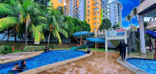 - une piscine avec toboggan dans une ville dans l'établissement Water Splashin Themepark Lagoon Resort Melaka City - By YouBNB Homestay Melaka, à Malacca