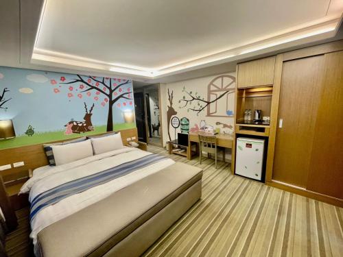 una camera con letto, cucina e tavolo di Morn Sun Hotel a Changhua County