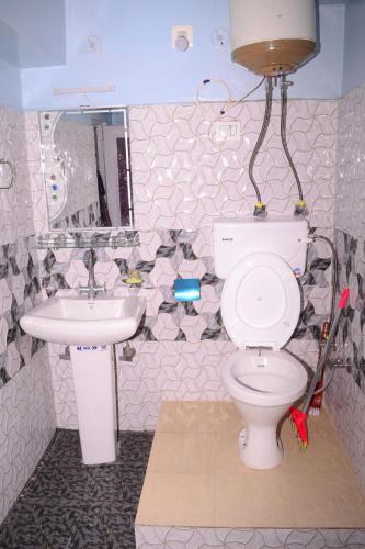 La salle de bains est pourvue de toilettes et d'un lavabo. dans l'établissement Hill View Guest House Bhaderwah, à Bhadarwāh