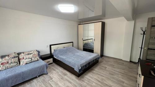 En eller flere senge i et værelse på Luxe-kvartira