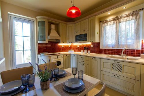 Køkken eller tekøkken på Aeras Luxury Villa