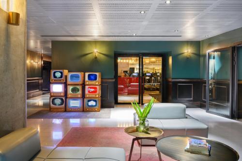 Χώρος καθιστικού στο Publica Isrotel, Autograph Collection