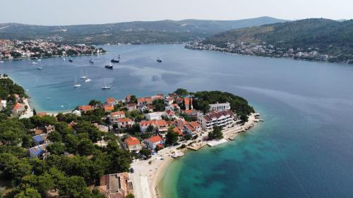 an aerial view of a small island in a body of water at Kopara apartmanok in Rogoznica
