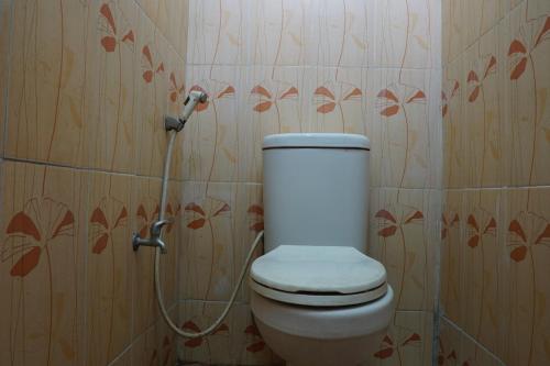 uma casa de banho com WC e chuveiro em SPOT ON 92698 Holy Homestay em Banyuwangi