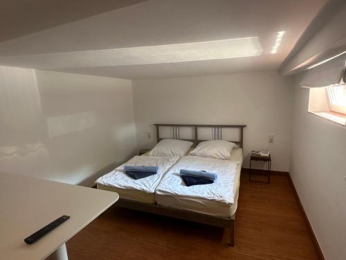 una camera da letto con un letto con due cuscini blu sopra di Doppelbett Suite, nähe Messe a Dusseldorf