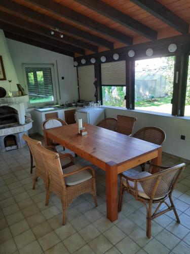 a dining room with a wooden table and chairs at Ferienwohnung Stambach in Contwig