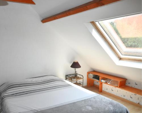 Säng eller sängar i ett rum på Accès direct plage - Maisonnette en rez-de-jardin dans résidence calme