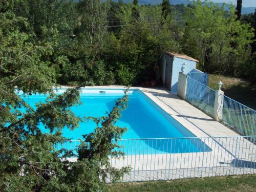 une piscine entourée d'une clôture dans l'établissement Domaine La Fontaine Du Cade, à Lagorce