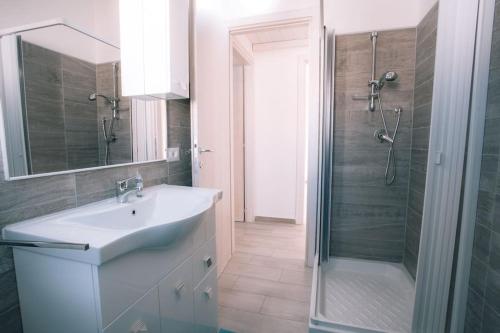 Ένα μπάνιο στο Luxury New Villa in LaCaletta 1 min from the Beach