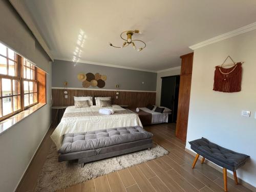 una grande camera da letto con un grande letto e un divano di Pousada dos Sonhos - MP a Miguel Pereira