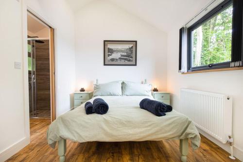 um quarto com uma cama com duas toalhas em The Cabin in the Tamar Valley. em Gunnislake