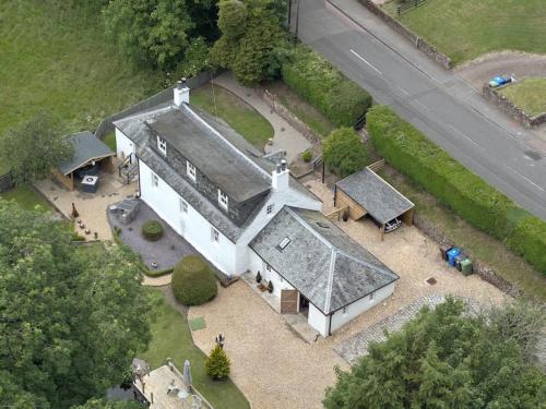 eine Luftansicht eines großen weißen Hauses mit einem Dach in der Unterkunft The Coo Shed in Balfron